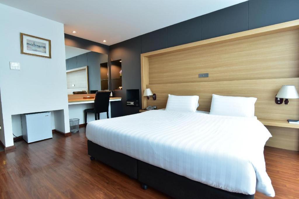 The Three Hat Yai Exterior photo