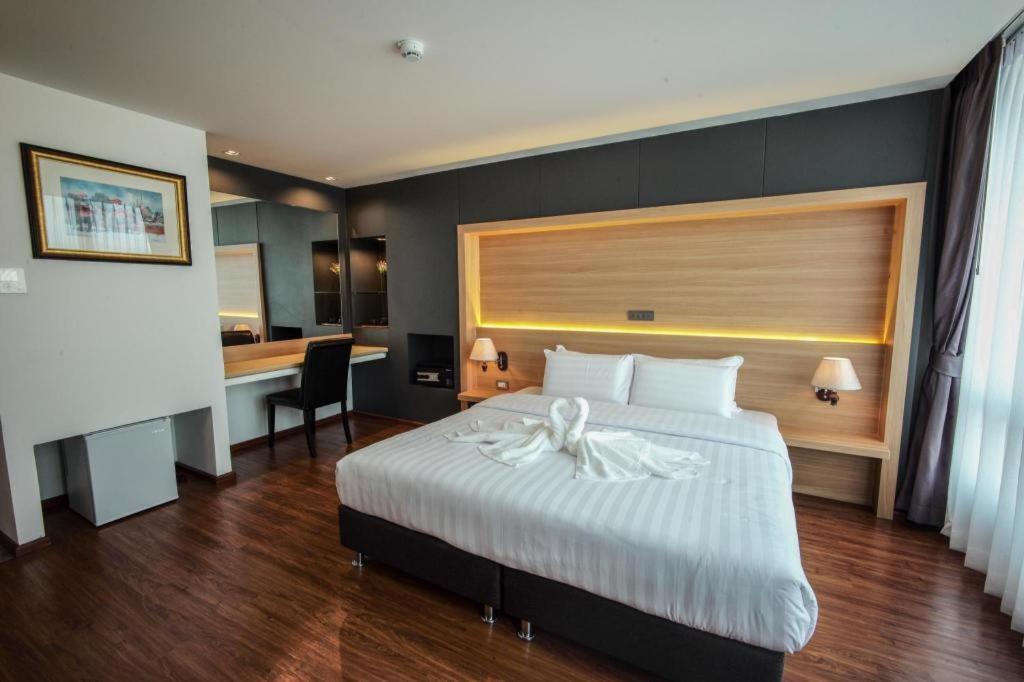 The Three Hat Yai Exterior photo