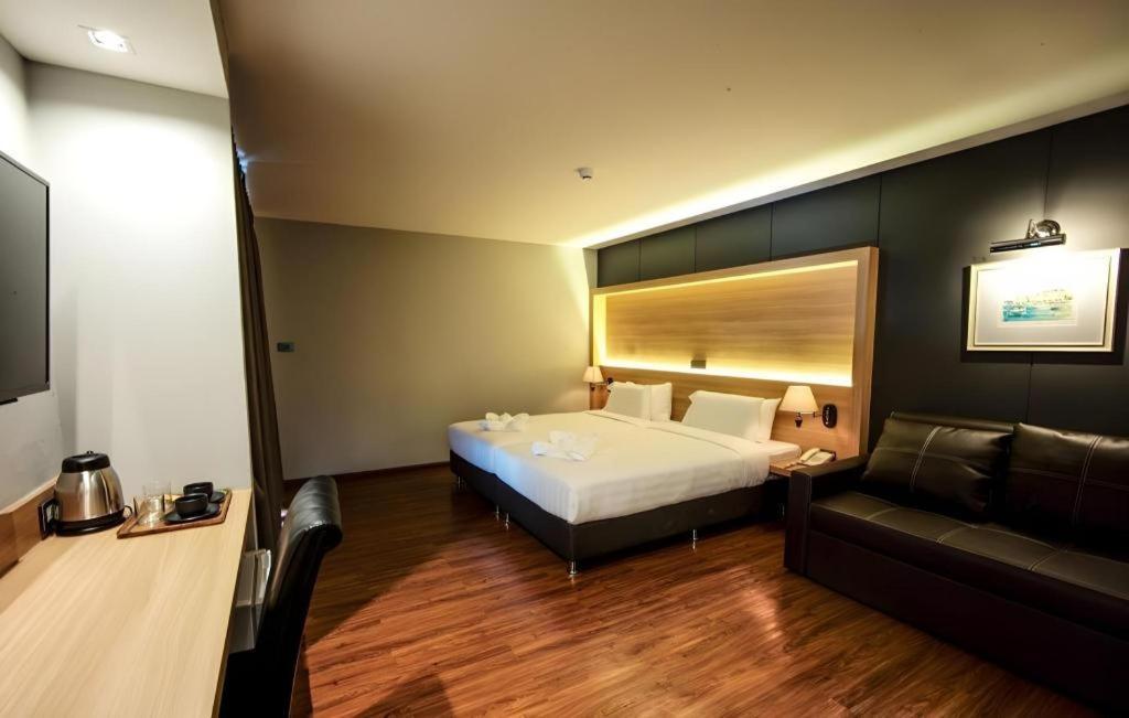 The Three Hat Yai Exterior photo