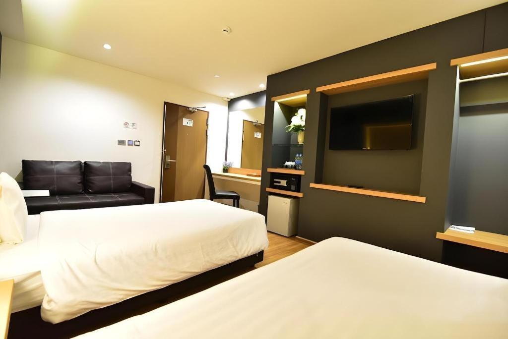 The Three Hat Yai Exterior photo
